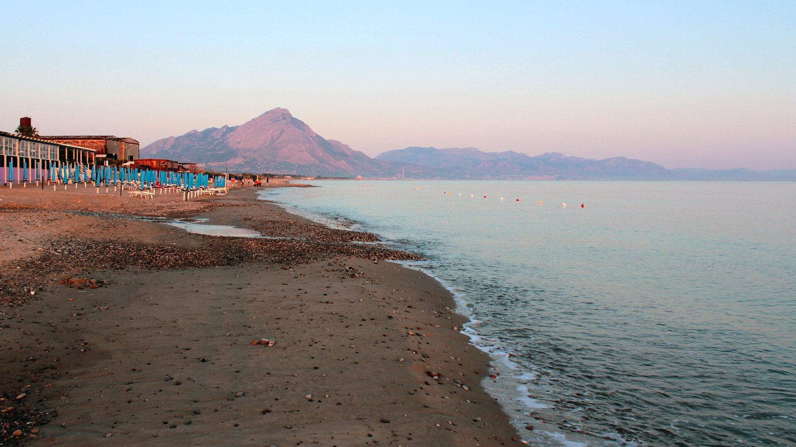 Spiaggia della costa tirrenica siciliana con il promontorio sullo sfondo