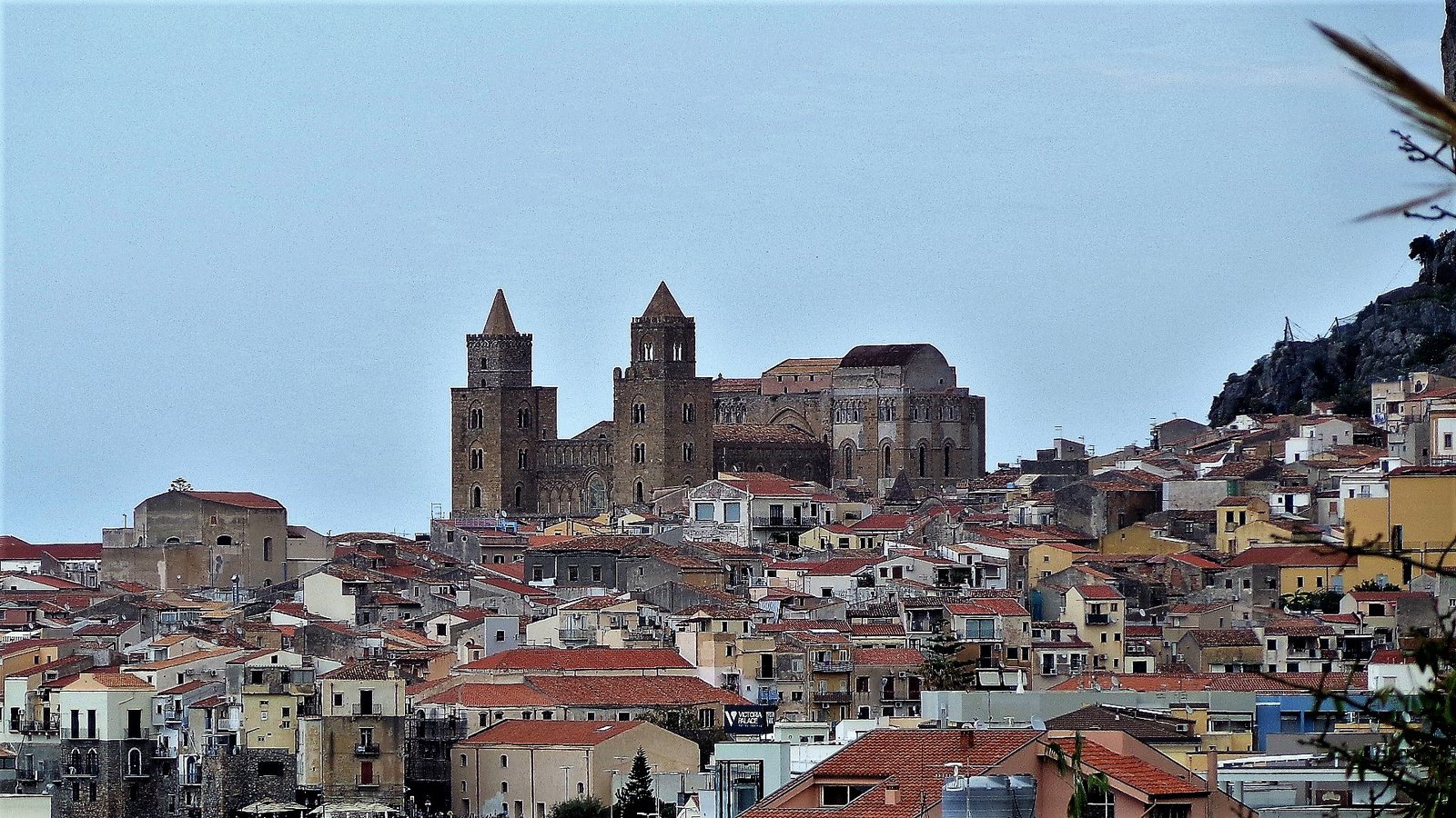 Il centro storico di Cefalù con le torri della cattedrale normanna