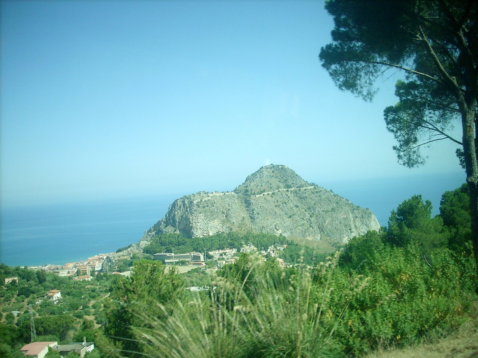La Rocca di Cefalù vista dall'alto, con il paese e il mare