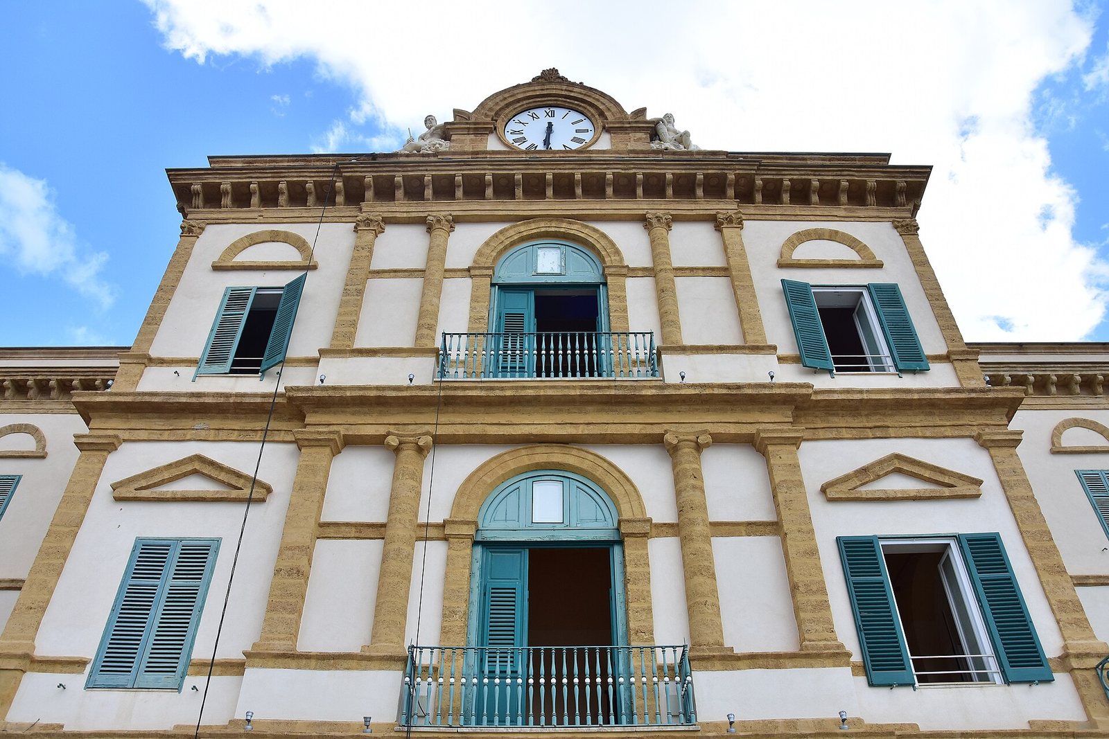 La facciata neoclassica del Grand Hotel delle Terme di Termini Imerese