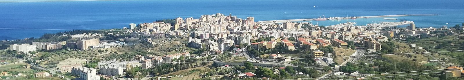 Veduta panoramica di Termini Imerese dal mare, con la città alta sul colle