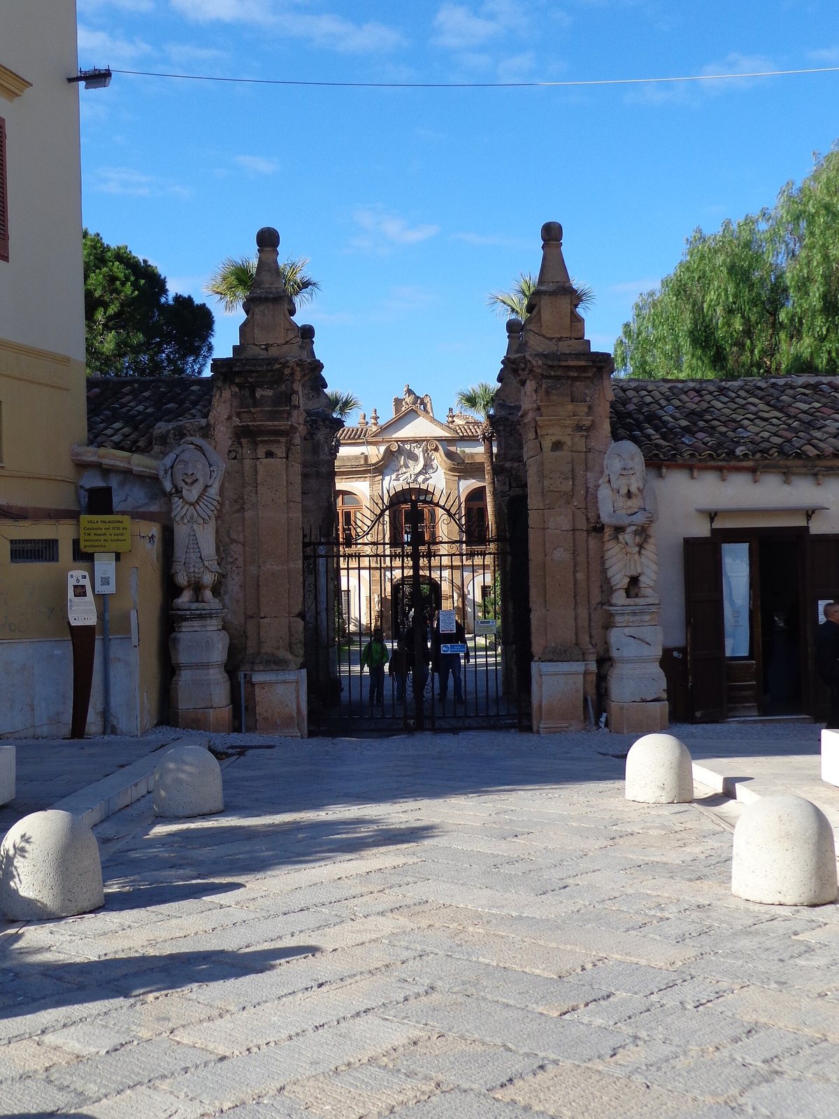 L'ingresso monumentale di Villa Palagonia a Bagheria
