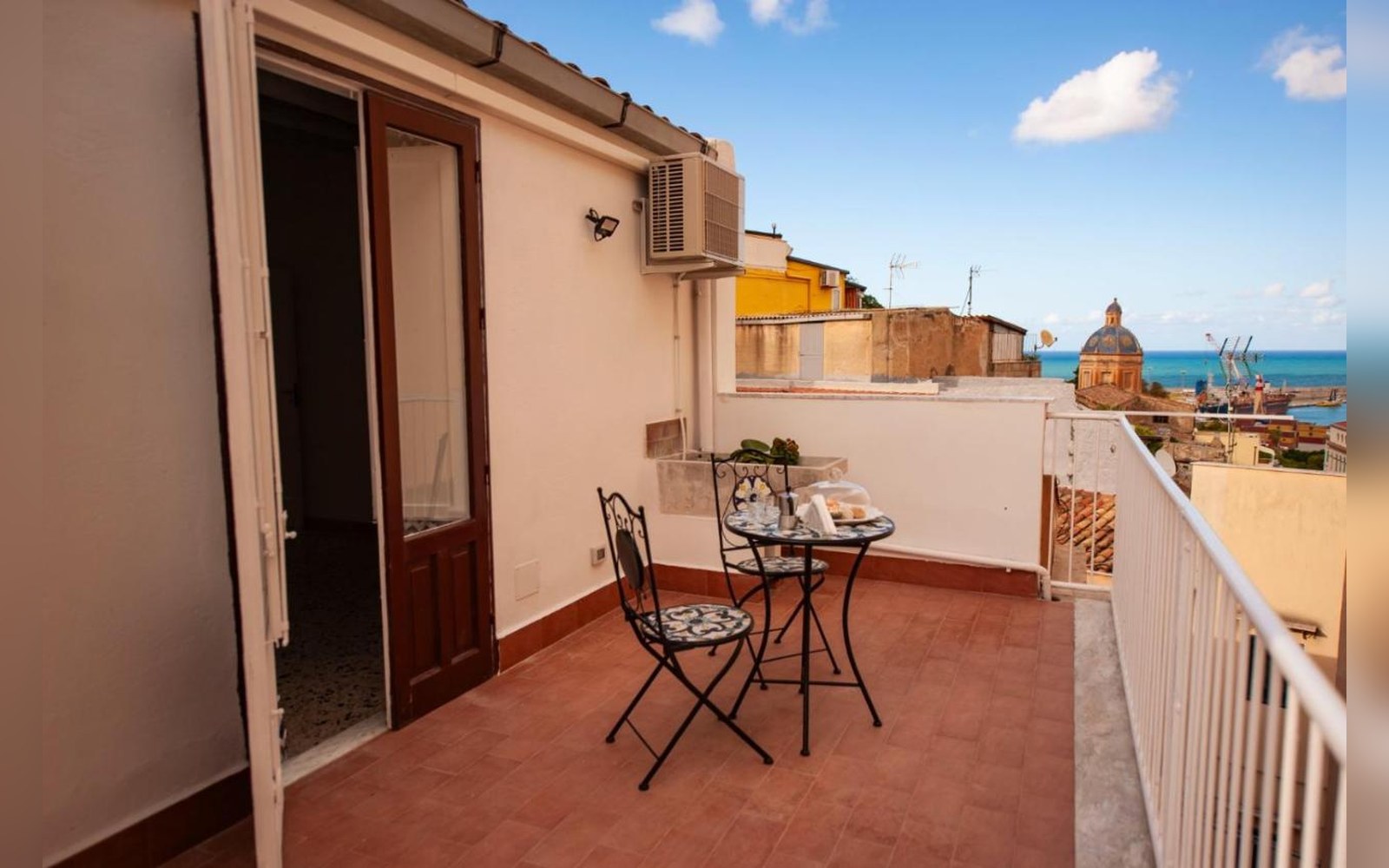 Holiday House Annunziata — La terrazza vista mare del bilocale di Via La Cova, Termini Imerese
